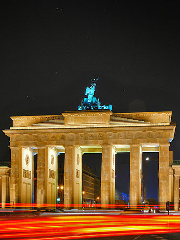 Foto Brandenburger Tor mit Straßenverkehr - Berlin