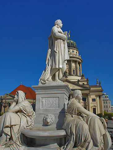 Foto Schillerdenkmal mit dem Französischen Dom - Berlin