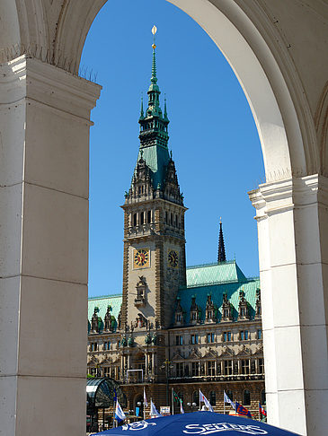 Foto Blick durch die Bögen der Alster Arkaden auf das Rathaus - Hamburg