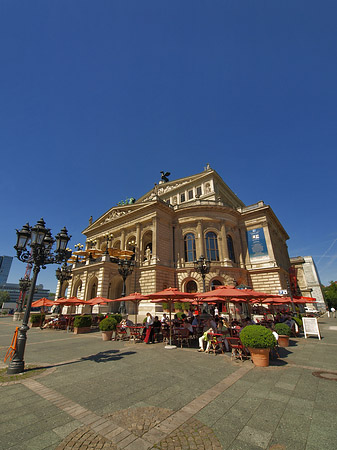 Fotos Alte Oper mit Schirmen