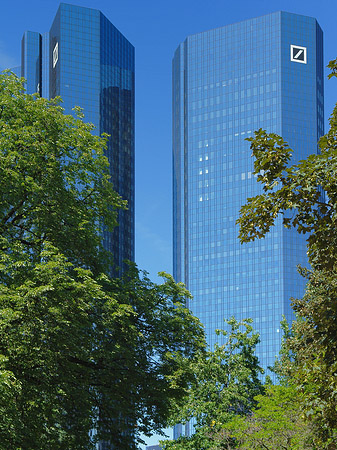 Deutsche Bank mit Bäumen Foto 