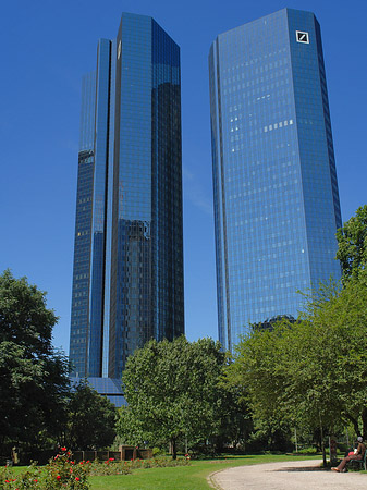 Deutsche Bank mit Weg Fotos