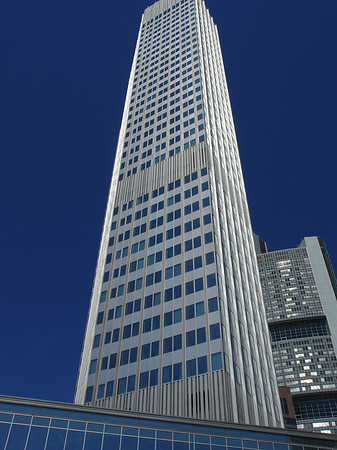 Foto Eurotower mit Häusern