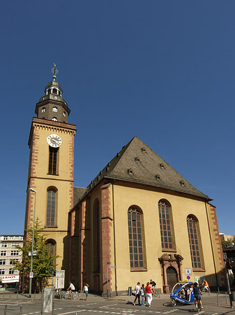 Foto Katharinenkirche mit Straße - Frankfurt am Main