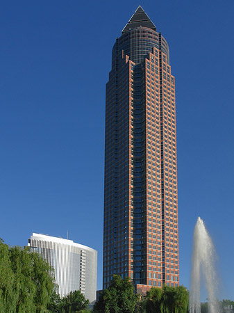 Messeturm mit Ludwig-Erhard-Anlage