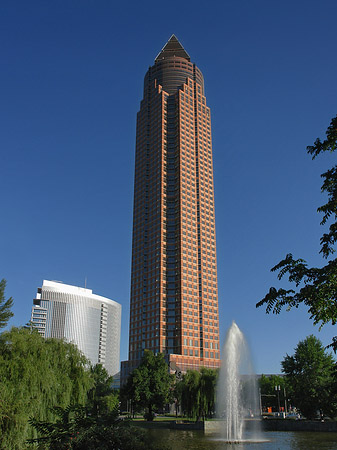 Messeturm mit Ludwig-Erhard-Anlage Foto 