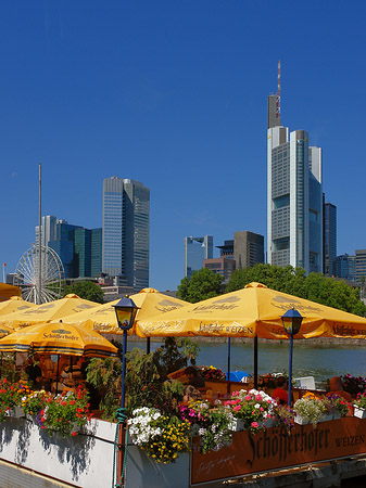 Foto Skyline von Frankfurt mit Schöfferhofer Weizen