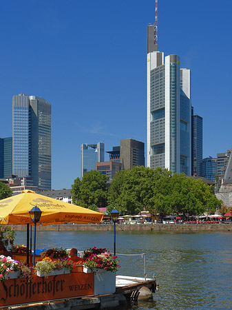 Skyline von Frankfurt mit Schöfferhofer Weizen