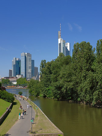 Foto Skyline von Frankfurt mit Ufer - Frankfurt am Main