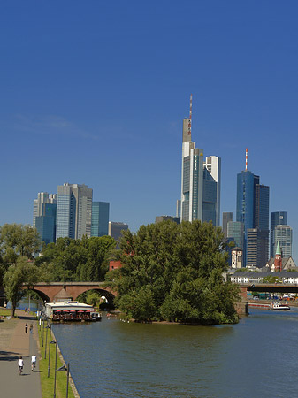 Foto Skyline von Frankfurt mit Ufer - Frankfurt am Main