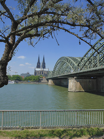 Hohenzollernbrücke am Kölner Dom Foto 