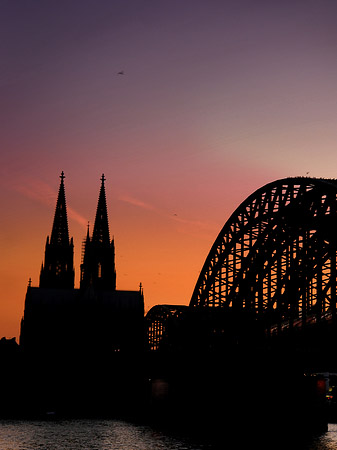 Foto Kölner Dom hinter der Hohenzollernbrücke