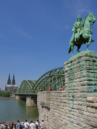 Reiterstatue vor dem Kölner Dom Foto 