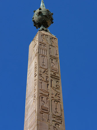 Foto Obelisk vor dem Palazzo Montecitorio - Rom