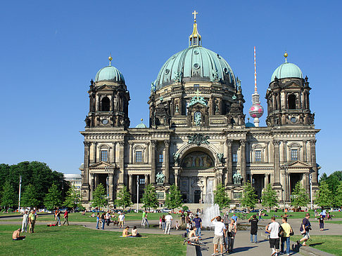 Berliner Dom mit Fernsehturm Foto 