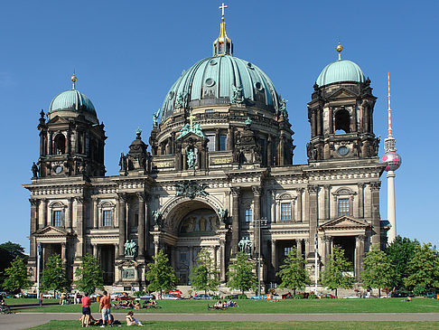 Berliner Dom mit Lustgarten Fotos