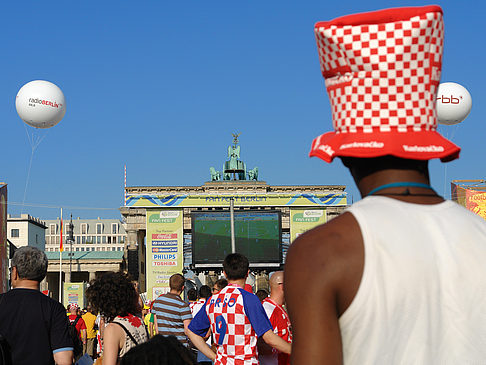 Foto Fans am Brandenburger Tor - Berlin