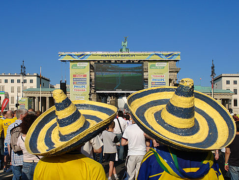 Fotos Fans am Brandenburger Tor