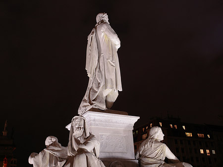 Schiller Statue auf dem Gendarmenmarkt Foto 