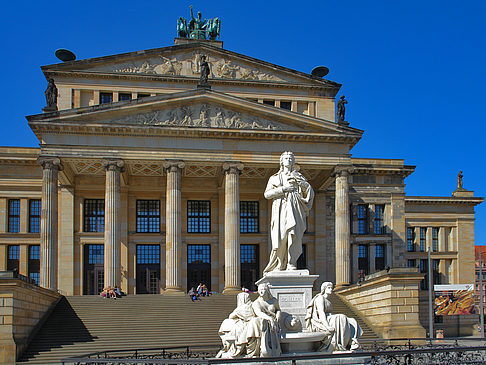 Schillerdenkmal mit Konzerthaus Fotos