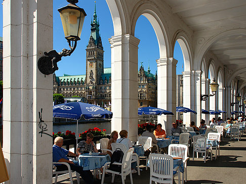 Fotos Blick durch die Bögen der Alster Arkaden auf das Rathaus | Hamburg