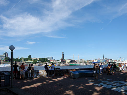 Aussichtspunkt mit Blick auf den Hafen Foto 