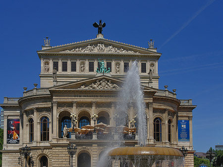 Alte Oper mit Brunnen