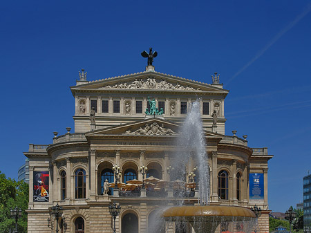 Alte Oper mit Brunnen Foto 