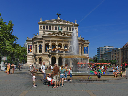 Alte Oper mit Brunnen