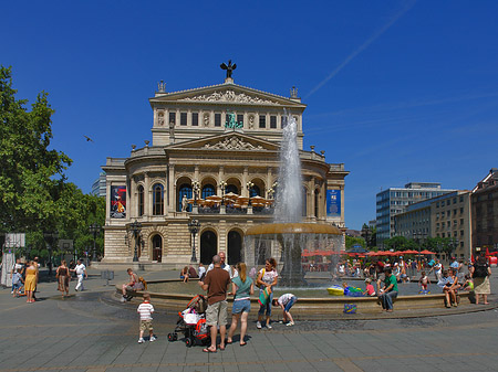 Fotos Alte Oper mit Brunnen