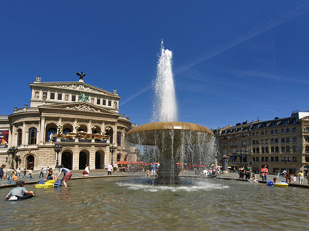 Alte Oper mit Brunnen Foto 