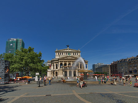 Foto Alte Oper mit Häusern