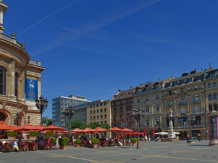 Alte Oper mit Häusern