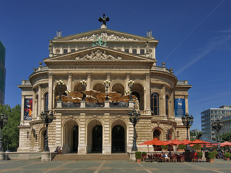 Alte Oper mit Schirmen Fotos