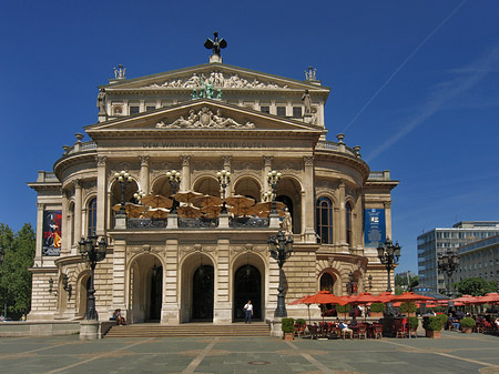 Alte Oper mit Schirmen Fotos