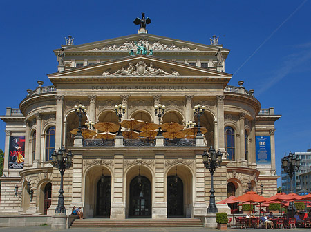 Foto Alte Oper mit Schirmen