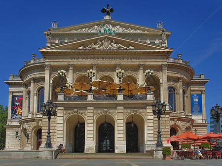 Fotos Alte Oper mit Schirmen