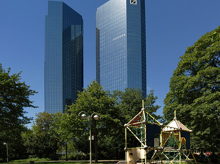 Deutsche Bank mit Spielplatz Fotos