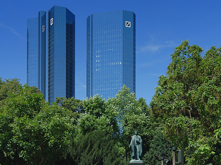 Deutsche Bank mit Statue Fotos