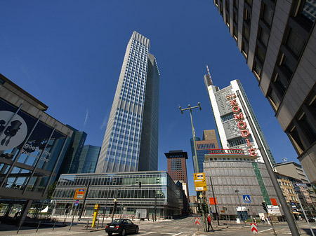 Eurotower hinter Schauspiel Frankfurt