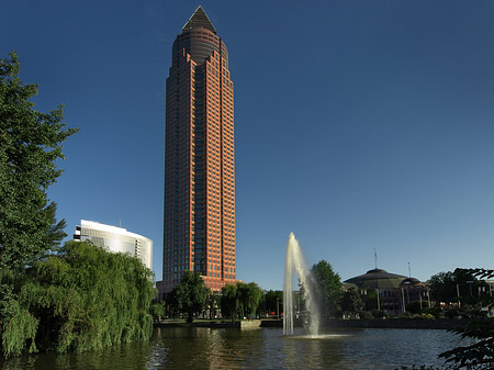 Messeturm mit Ludwig-Erhard-Anlage Fotos