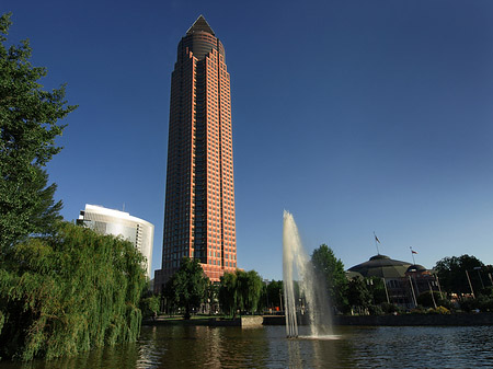 Messeturm mit Ludwig-Erhard-Anlage