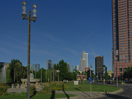 Messeturm mit Ludwig-Erhard-Anlage Foto 