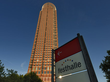 Fotos Messeturm mit Festhallenschild | Frankfurt am Main