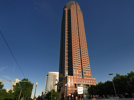 Foto Messeturm mit Hammering Man - Frankfurt am Main