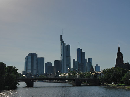 Fotos Skyline von Frankfurt hinter Alter Brücke