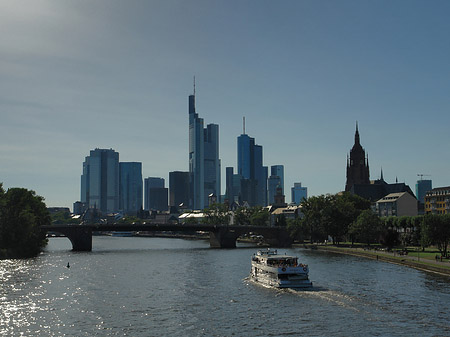 Skyline von Frankfurt hinter Alter Brücke Foto 