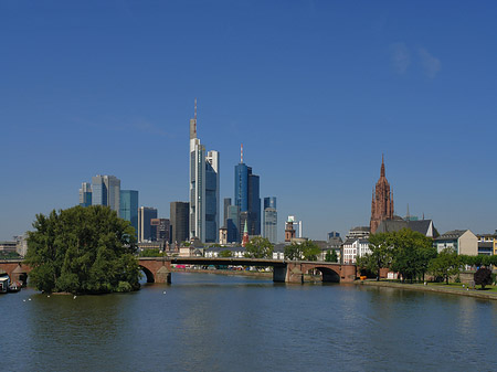 Foto Skyline von Frankfurt mit Alter Brücke