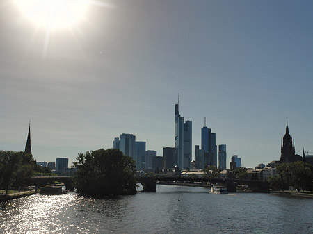 Skyline von Frankfurt mit Alter Brücke Fotos