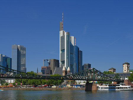 Skyline von Frankfurt mit eisernem Steg Foto 